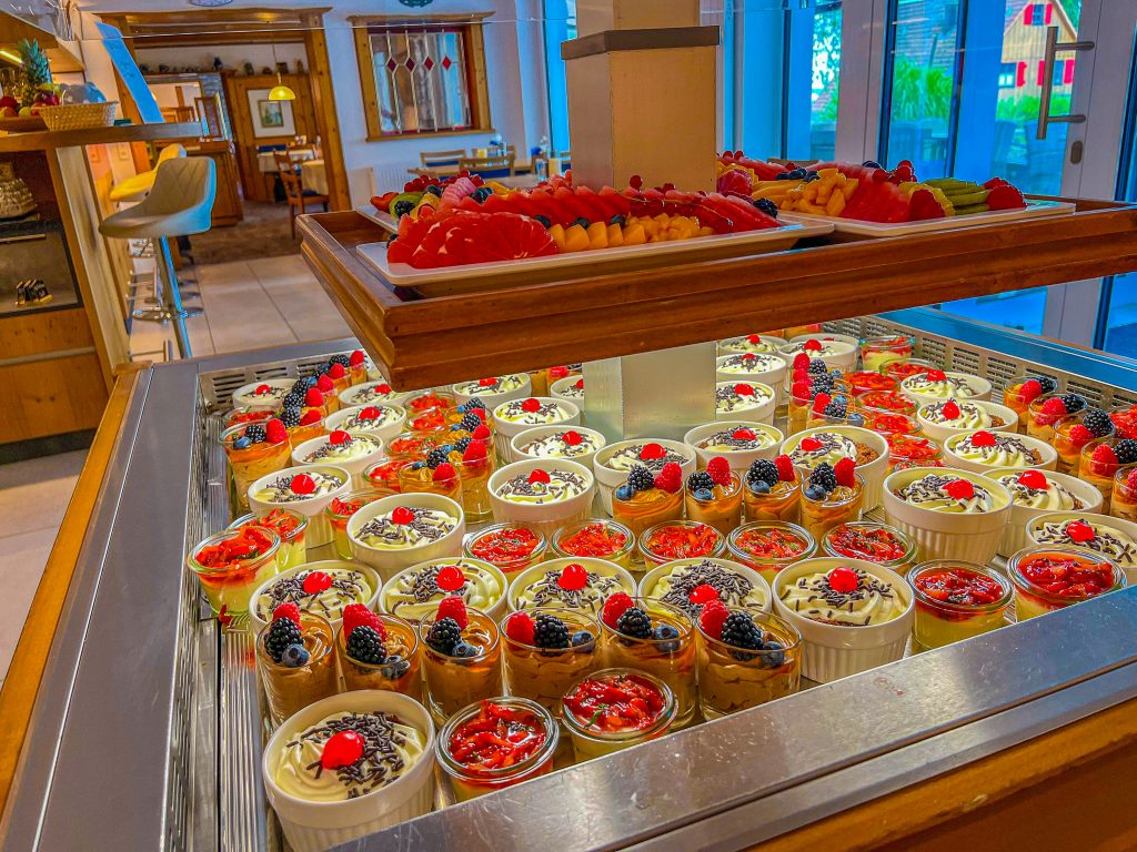 Nachspeise im Restaurant des Wellnesshotels Hohenrodt, serviert in elegantem Ambiente als krönender Abschluss eines genussvollen Abendessens