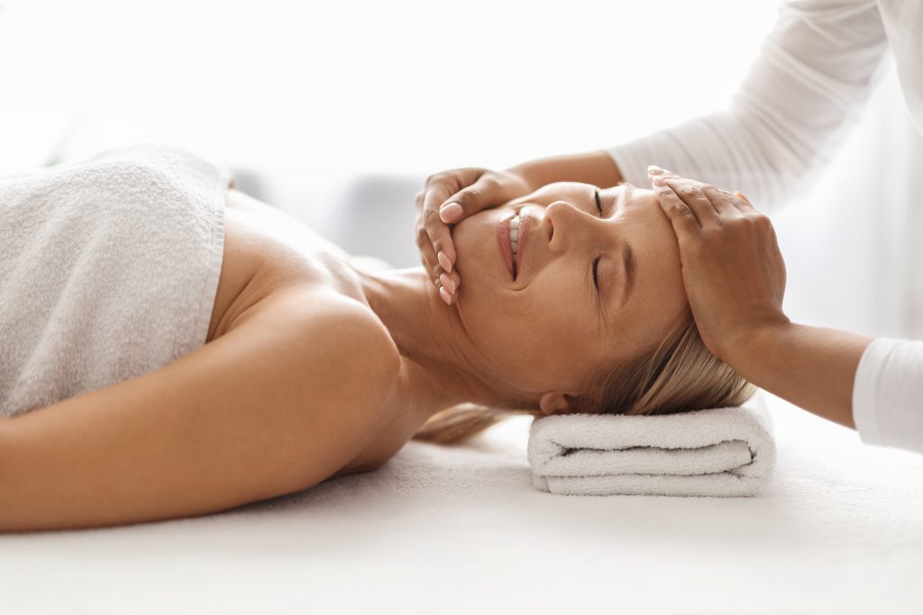 Professionelle Face-Lifting-Massage für reife Haut: Erfahrener Kosmetiker behandelt attraktive Frau mit Premium-Techniken im Spa, Detailaufnahme der Anti-Aging-Behandlung
