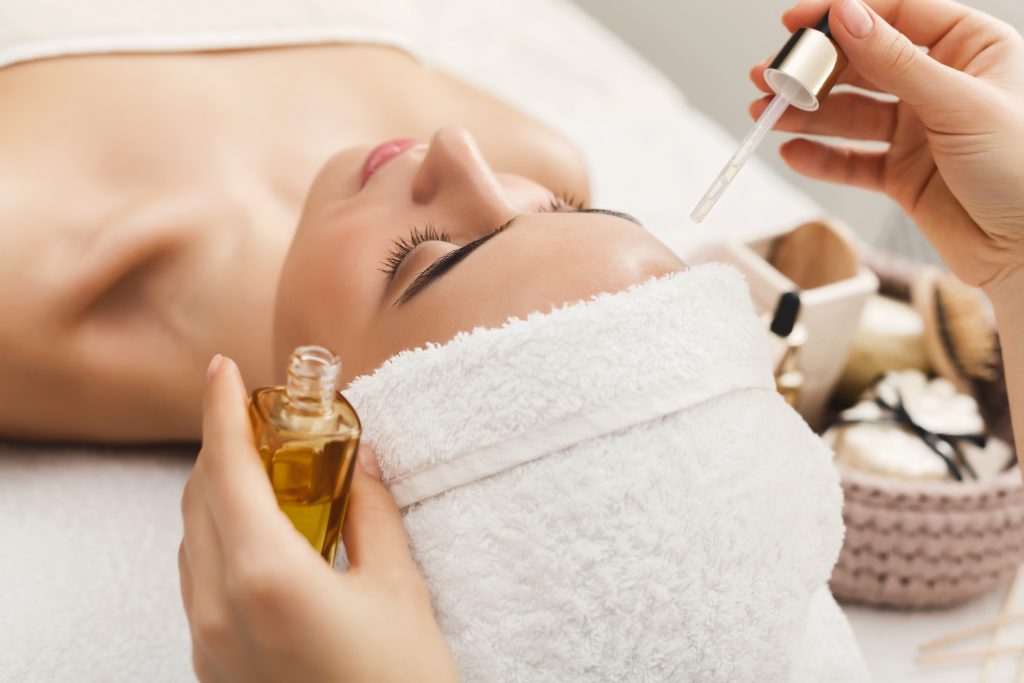 Entspannende Gesichtsmassage im Spa-Resort – Professionelle Beauty-Behandlung mit pflegendem Bio-Öl für strahlende Haut