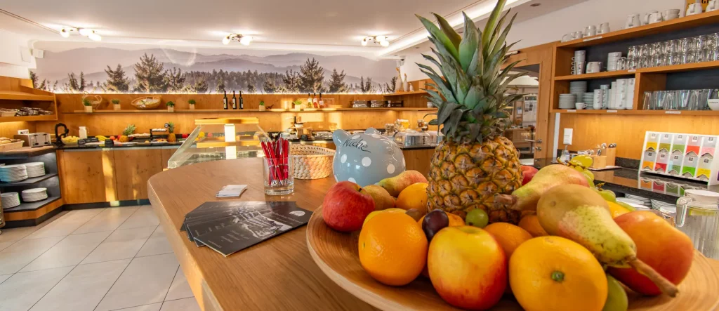 Wellnesshotel Hohenrodt, Restaurant, Frühstücksbereich mit einem frischen Obstkorb für einen gesunden Start in den Tag