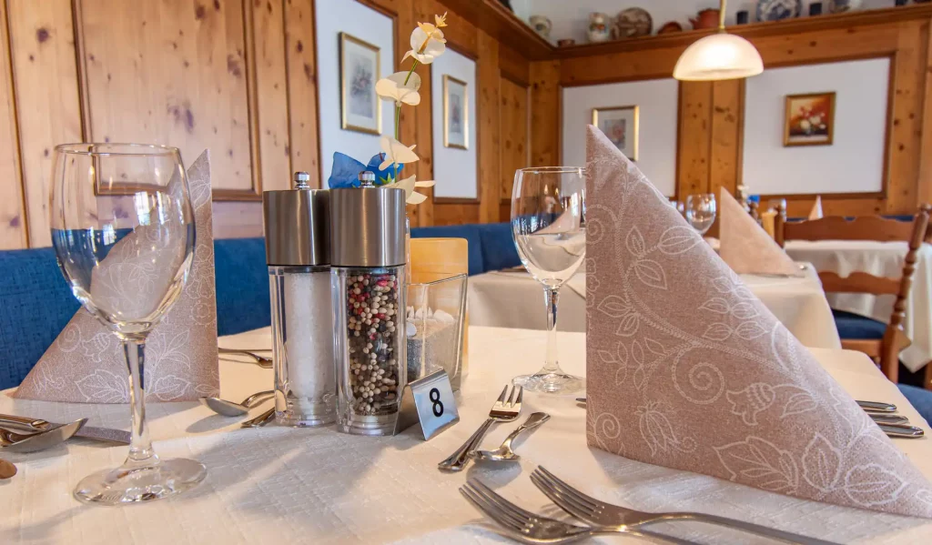 Wellnesshotel Hohenrodt, Restaurant, klassischer Bereich mit liebevoll eingedecktem Tisch für ein elegantes Ambiente