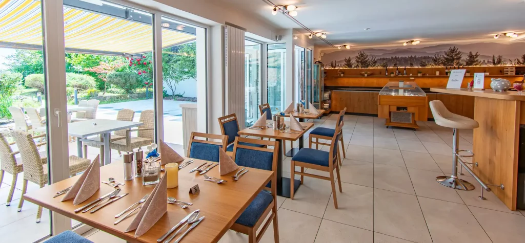 Wellnesshotel Hohenrodt, restaurant with window front and terrace, which offers seating for a relaxed meal outdoors