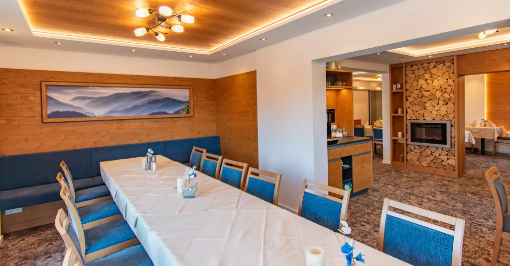 Wellnesshotel Hohenrodt, restaurant, modern area with long table for a stylish and communal dining experience