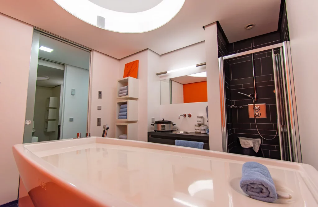 Moderne Hamam-Liege mit authentischer Seifenschaummassage im Anwendungsbereich des Wellnesshotels Hohenrodt