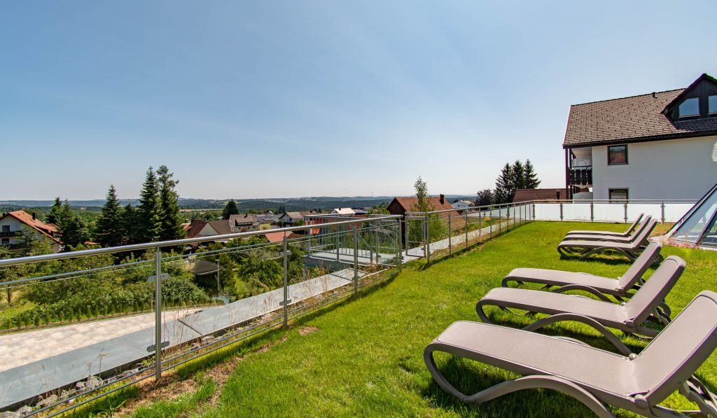 Dach-Liegewiese mit Panoramablick auf die Schwäbische Alb – perfekt zum Entspannen im Wellnesshotel Hohenrodt