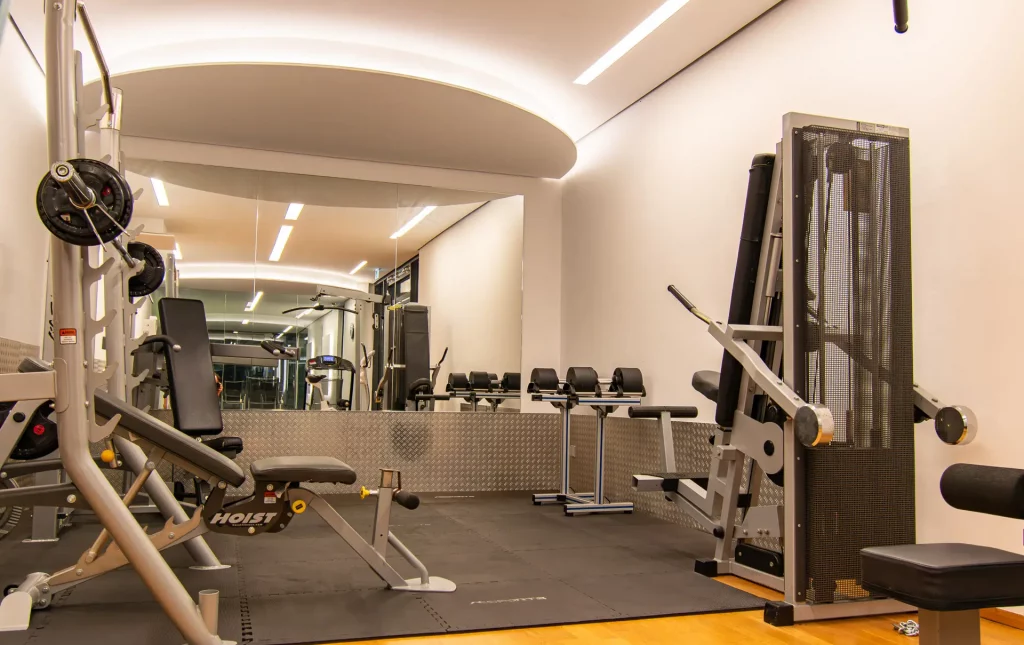 Wellnesshotel Hohenrodt, Fitnessraum mit Hanteln und modernen Trainingsgeräten für ein umfassendes Workout-Erlebnis