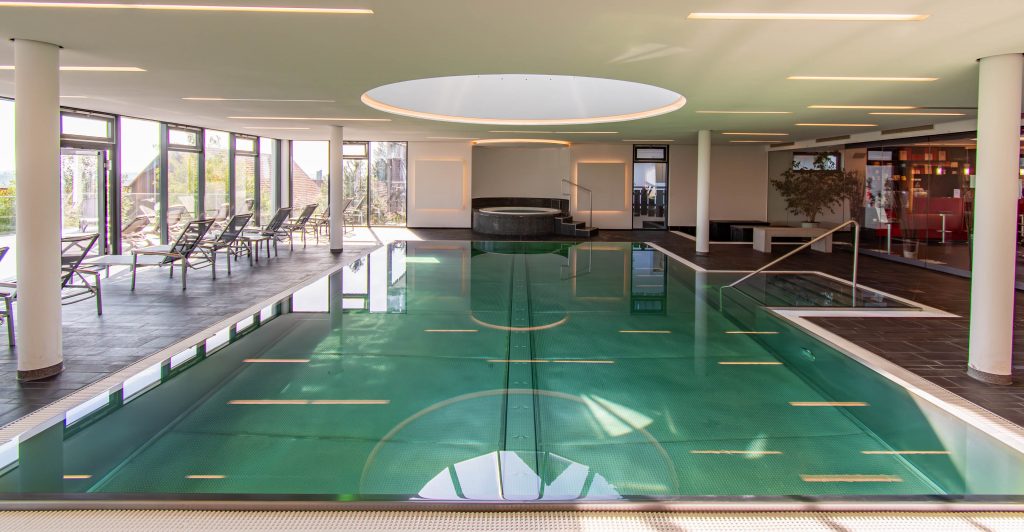 Wellnesshotel Hohenrodt, Wellness-Poolbereich mit Hallenbad, Relaxliegen und Whirlpool für ein rundum entspanntes Erlebnis