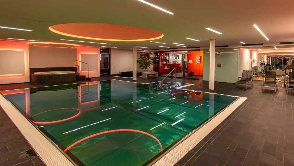 Wellnesshotel Hohenrodt, Wellness-Poolbereich mit Hallenbad und Whirlpool, ausgestattet mit stimmungsvoller Ambientebeleuchtung für eine entspannende Atmosphäre