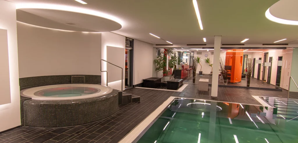 Wellnesshotel Hohenrodt, wellness pool area with whirlpool and application area for targeted relaxation and therapy treatments