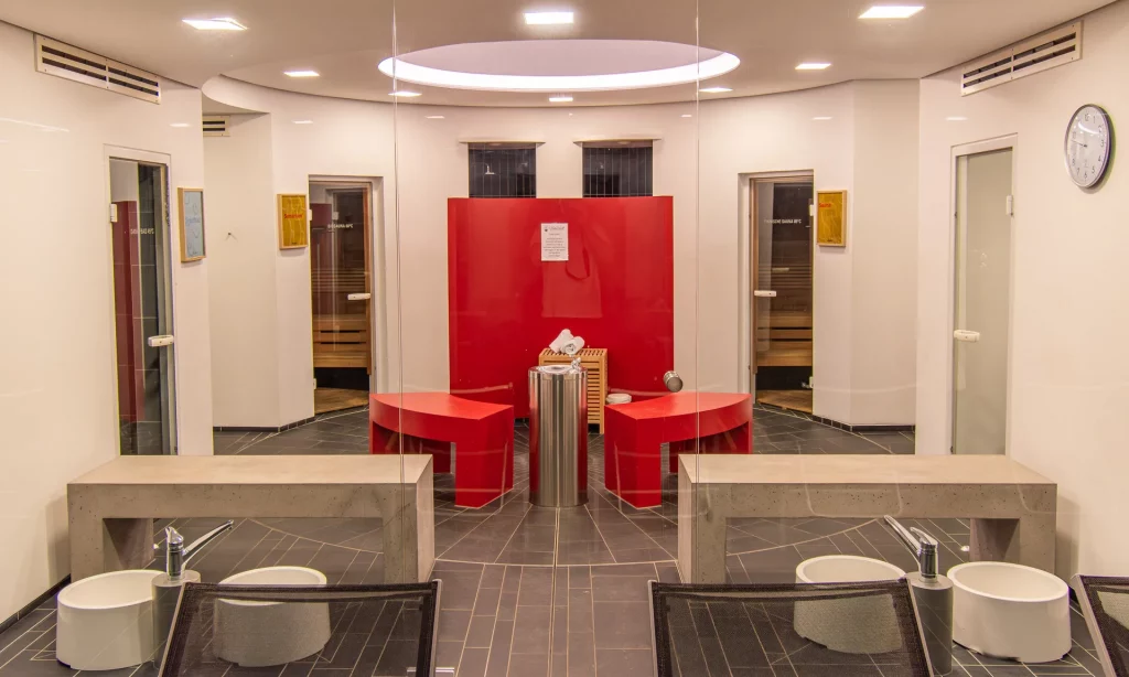 Wellnesshotel Hohenrodt, Saunabereich, Eingang mit Becken für Fußbäder zur zusätzlichen Entspannung und Erfrischung
