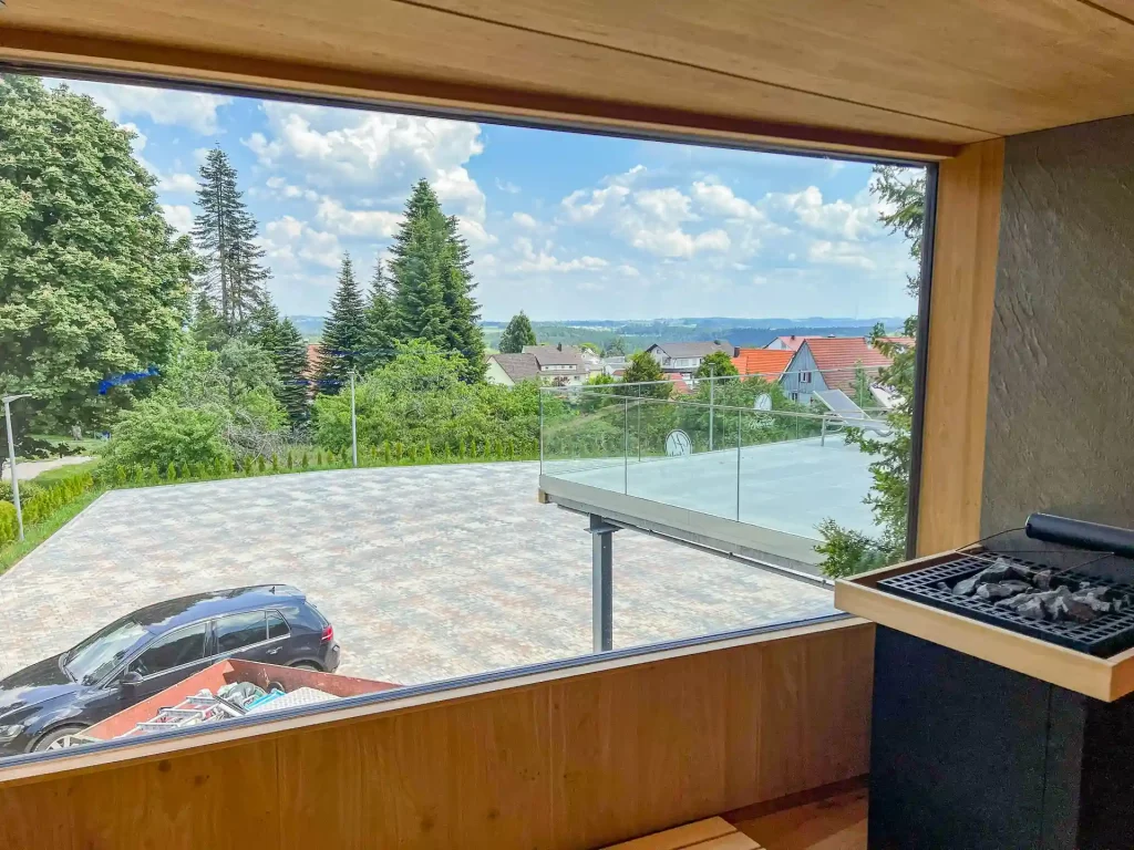 Wellnesshotel Hohenrodt, Saunabereich mit Outdoor-Sauna und herrlichem Ausblick für ein naturnahes und entspannendes Saunaerlebnis