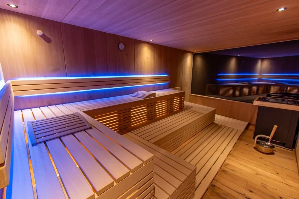Wellnesshotel Hohenrodt, Saunabereich mit Outdoor-Sauna, ausgestattet mit blauer LED-Beleuchtung für eine stimmungsvolle und entspannende Atmosphäre