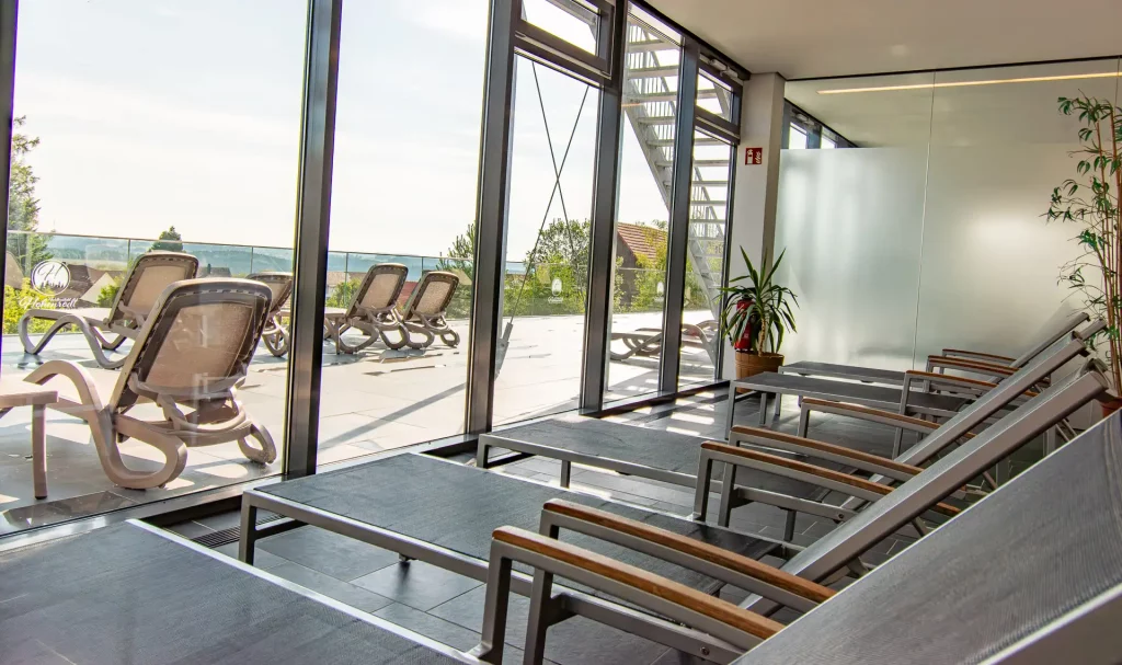 Wellnesshotel Hohenrodt, Saunabereich, Ruheraum mit Ausblick und Balkon für erholsame Momente in entspannter Atmosphäre