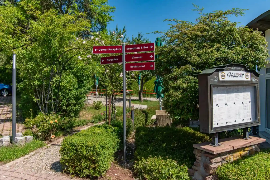 Biergarten-Eingang des Wellnesshotel Hohenrodt mit Sitzgelegenheiten und begrünten Flächen