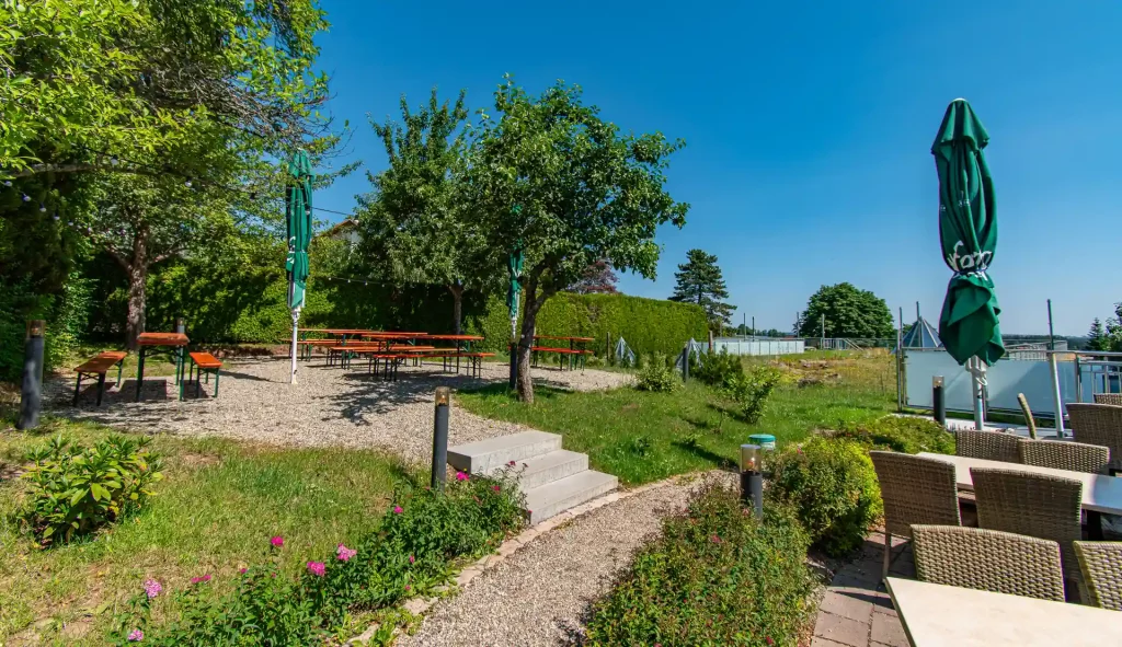 Außenbereich des Wellnesshotel Hohenrodt mit Biergarten und Terrasse in natürlicher Umgebung