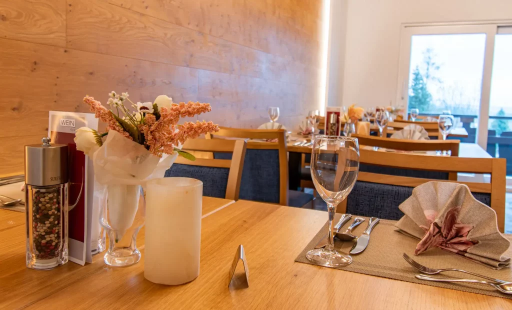 Moderner Restaurantbereich im Wellnesshotel Hohenrodt mit eingedecktem Sitzplatz und stilvollem Ambiente