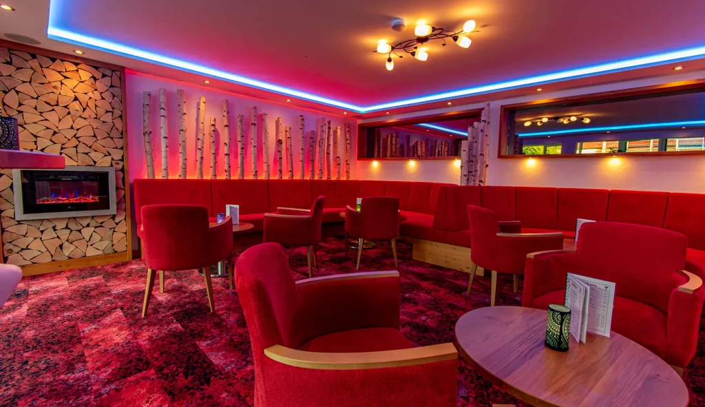Rezeption und Lounge im Wellnesshotel Hohenrodt komplettansicht mit LED-Ambientebeleuchtung und gemütlicher Atmosphäre