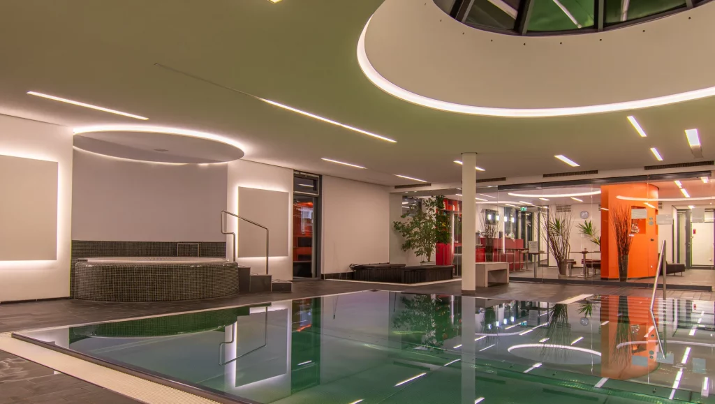 Wellnesspoolbereich im Wellnesshotel Hohenrodt mit Whirlpool und angrenzender Wellnessrezeption