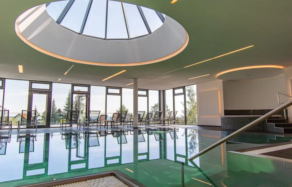 Wellnesspoolbereich im Wellnesshotel Hohenrodt mit Schwimmbad und großartigem Ausblick auf die Umgebung