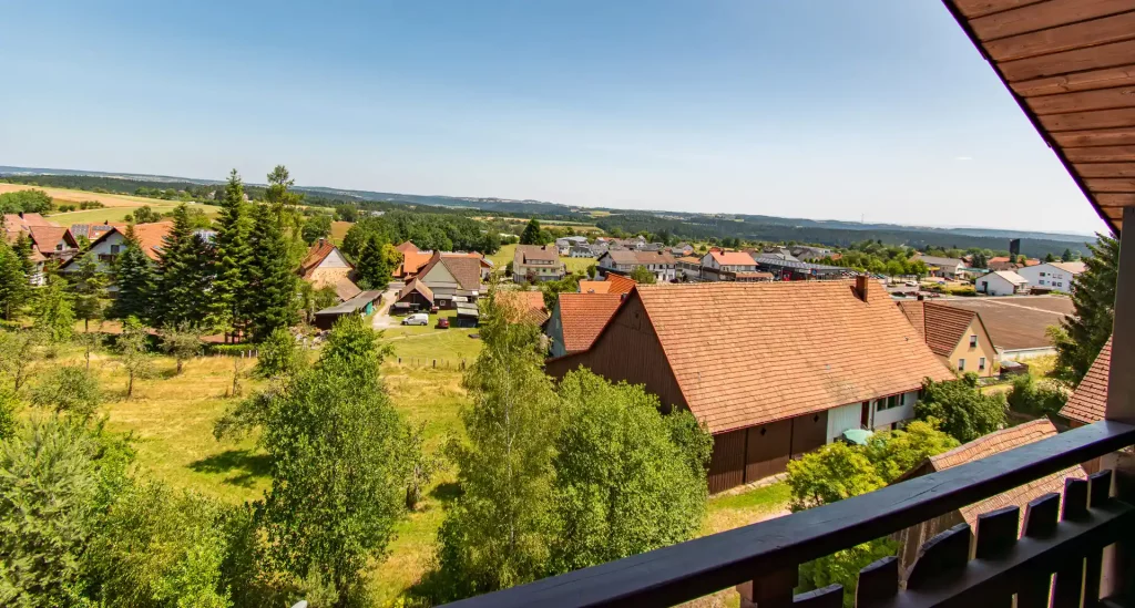 Schwarzwald-Apartment im Wellnesshotel Hohenrodt mit Schlafzimmer und Balkonblick