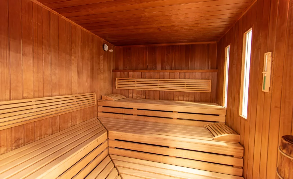 Innenansicht der finnischen Sauna im Wellnesshotel Hohenrodt – hochwertig ausgestatteter Saunaraum mit warmem Holzambiente für erholsame Wellnessmomente