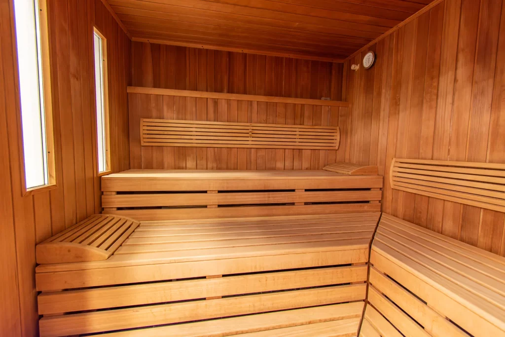 Innenansicht der finnischen Sauna im Wellnesshotel Hohenrodt – hochwertig ausgestatteter Saunaraum mit warmem Holzambiente für erholsame Wellnessmomente