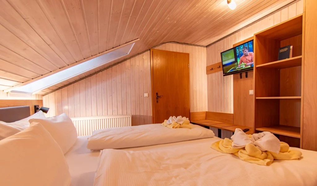 Schlafzimmer im Apartment 33 des Wellnesshotels Hohenrodt im Schwarzwald mit komfortablem Doppelbett und ruhiger Atmosphäre für erholsame Nächte in naturnaher Umgebung