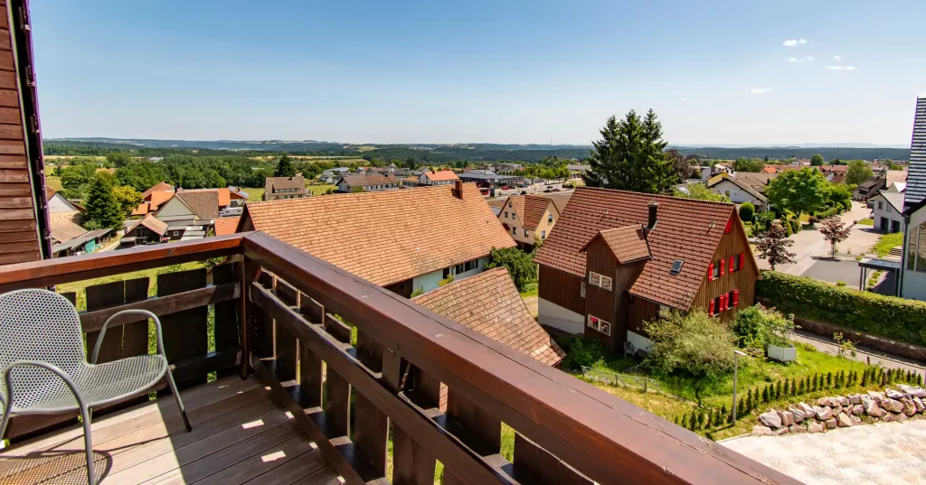 Balkon des Apartments 36 im Wellnesshotel Hohenrodt im Schwarzwald mit gemütlichem Sitzbereich und herrlichem Ausblick für erholsame Momente im Freien