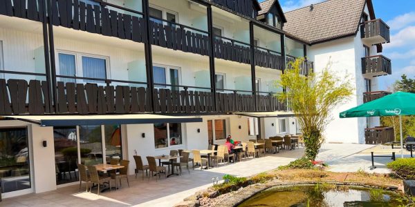 Außenansicht-Terrasse-Biergarten-Restaurant-Wellnesshotel-Hohenrodt-4