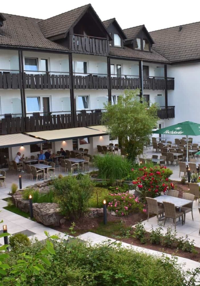 Aussenansicht-Terrasse-Biergarten-Wellnesshotel-Hohenrodt-2