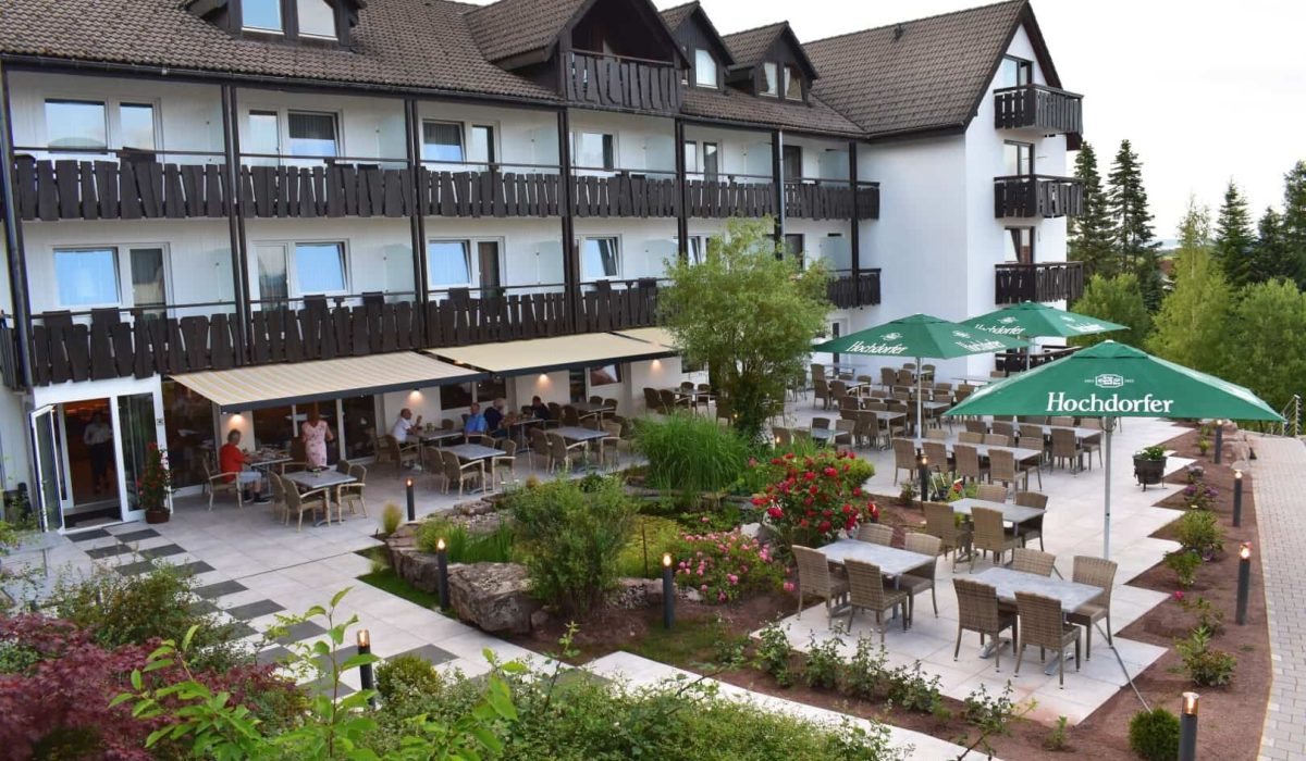 Aussenansicht-Terrasse-Biergarten-Wellnesshotel-Hohenrodt-2