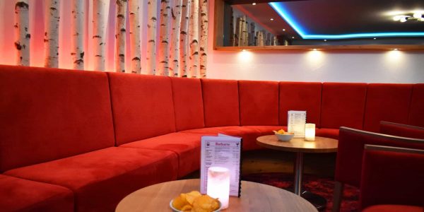 Bar-Tische-Schwarzwald-Wellnesshotel-Hohenrodt