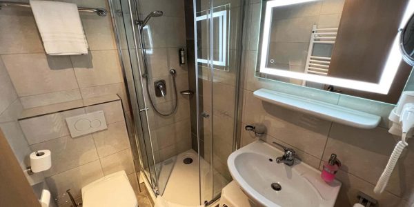 Doppelzimmer-Comfort-Badezimmer-Schwarzwald-Wellnesshotel-Hohenrodt-2