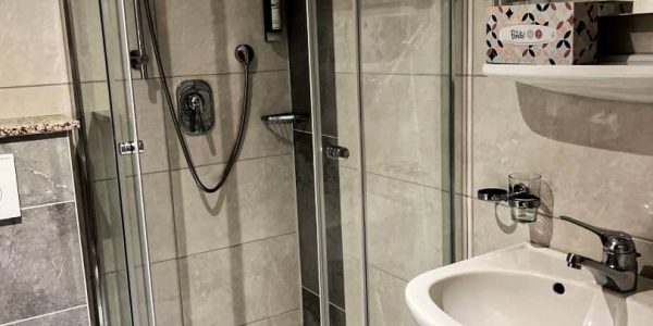 Doppelzimmer-Comfort-Badezimmer-Schwarzwald-Wellnesshotel-Hohenrodt-6