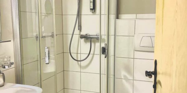 Einzelzimmer-Comfort-Badezimmer-Wellnesshotel-Hohenrodt-1