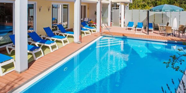 Freibad-4-Sterne-Wellnesshotel-Schwarzwald-Hotel-Albblick-Custom.jpg
