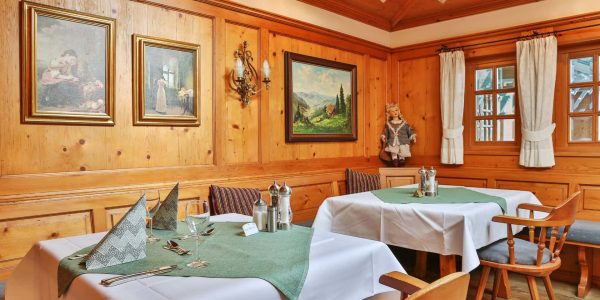 Restaurant-Ahnenstube-4-Sterne-Wellnesshotel-Schwarzwald-Hotel-Albblick-Custom.jpg