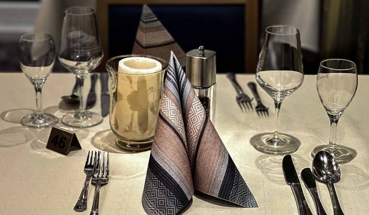 Restaurant-Schwarzwald-Tisch-Wellnesshotel-Hohenrodt-7