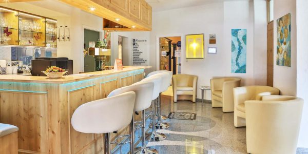 Rezeption-4-Sterne-Wellnesshotel-Schwarzwald-Hotel-Albblick-2-Custom.jpg