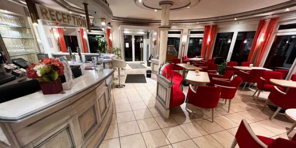 Rezeption-Hotel-Schwarzwald-Wellnesshotel-Hohenrodt-2