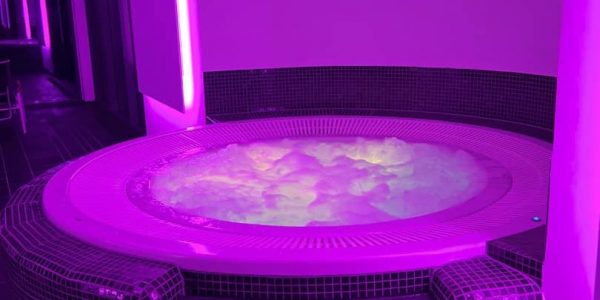 Schwimmbad-Whirlpool-LED-Schwarzwald-Wellnesshotel-Hohenrodt-17