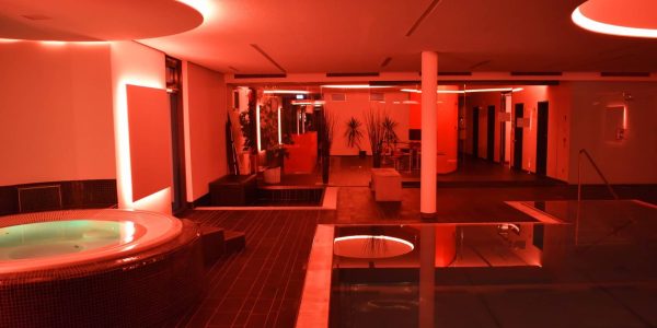 Schwimmbad-Whirlpool-LED-Schwarzwald-Wellnesshotel-Hohenrodt-6