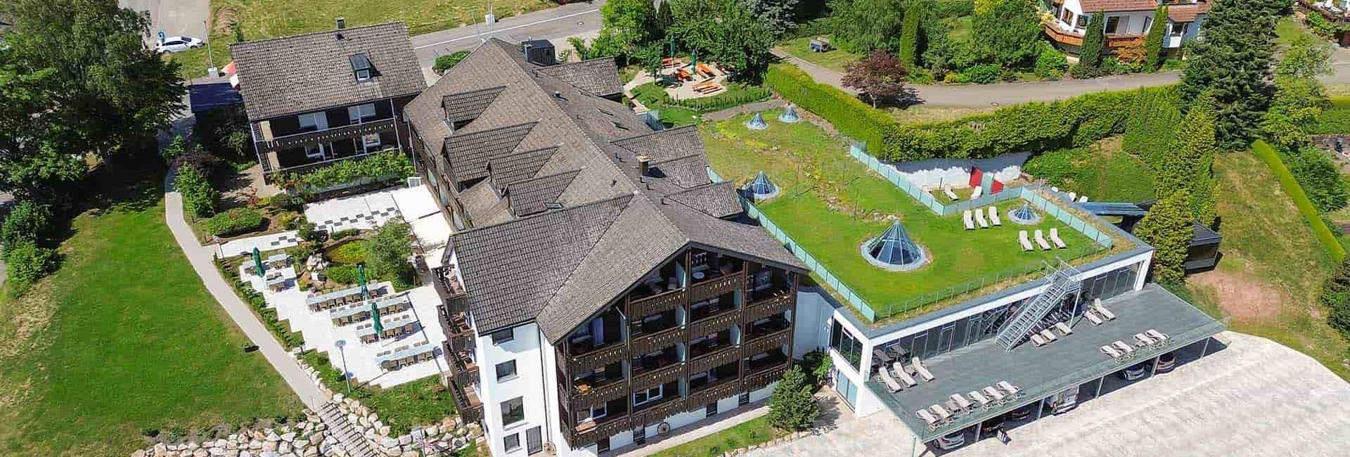 Wellnesshotel Hohenrodt Luftbild Stammhaus mit Nebenhaus und Wellness