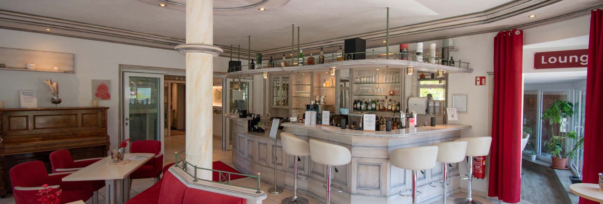 Wellnesshotel Hohenrodt Rezeption Tresen mit Lobby 2